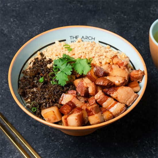 Dry Rice Noodle with Braised Pork Belly 小炖肉拌米綫